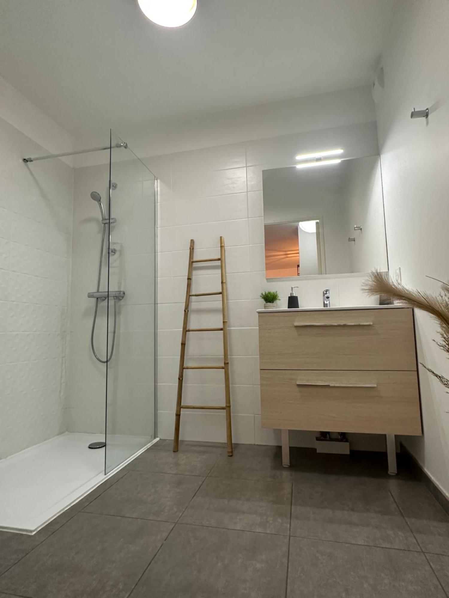 Bel Appartement Au Calme Avec Parking Menton Bagian luar foto