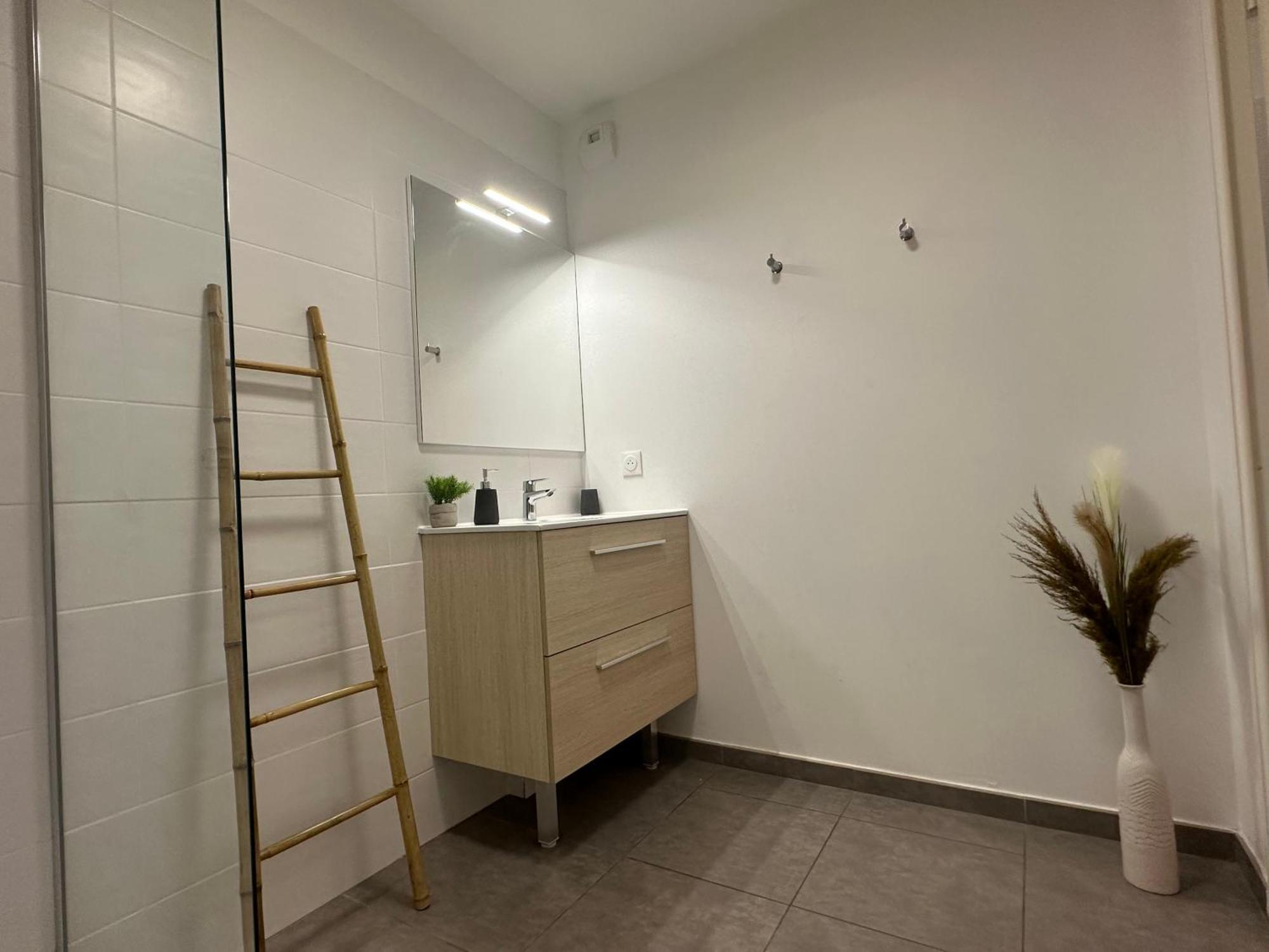 Bel Appartement Au Calme Avec Parking Menton Bagian luar foto